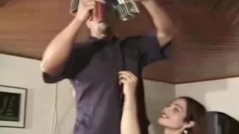 Repair man bonks A sheboy