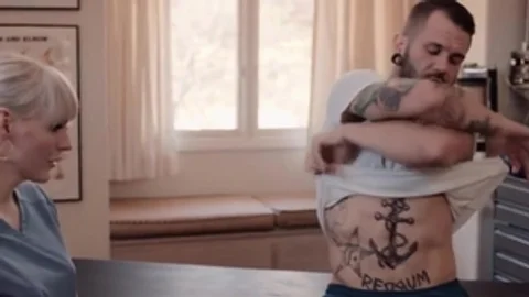 Injured dude acquires His ass Barebacked By tranny Masseuse